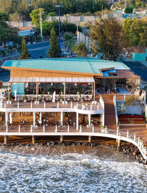 Cạnh bên Coffee MOCO, quán coffee đẹp nhất Long Hải