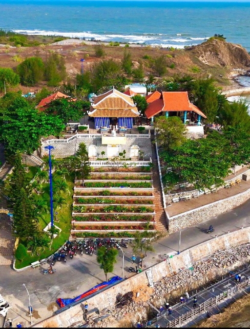 Gần đây có điểm tham quan Dinh Cô, là một điểm du lịch tâm linh nổi tiếng